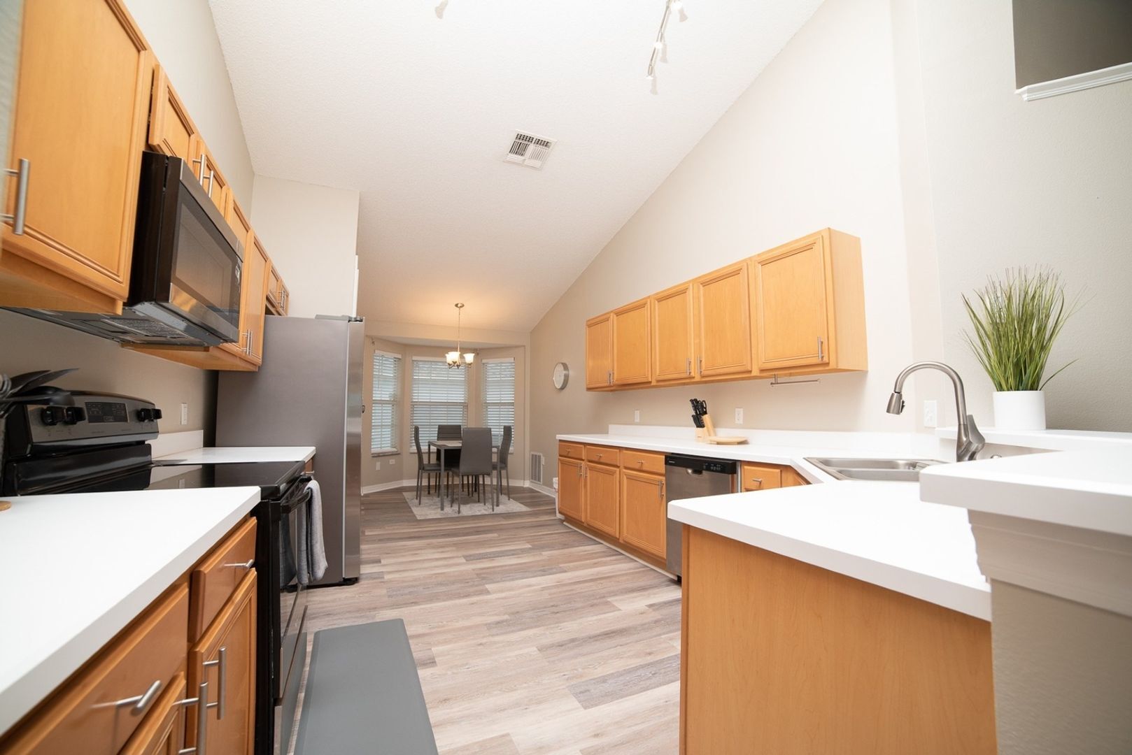 Building Photo - 7900 Canary Palm Ct