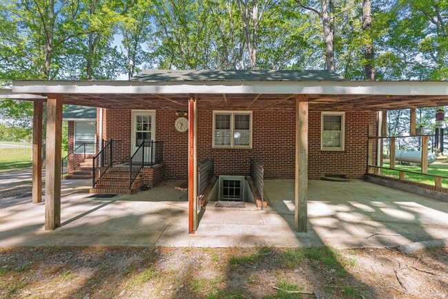 Building Photo - Brick 2-Bedroom Home Close to Farmville an...