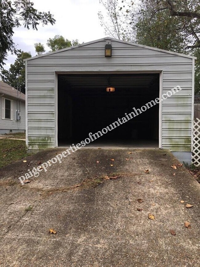 Building Photo - Charming 2-bedroom, 1-bath