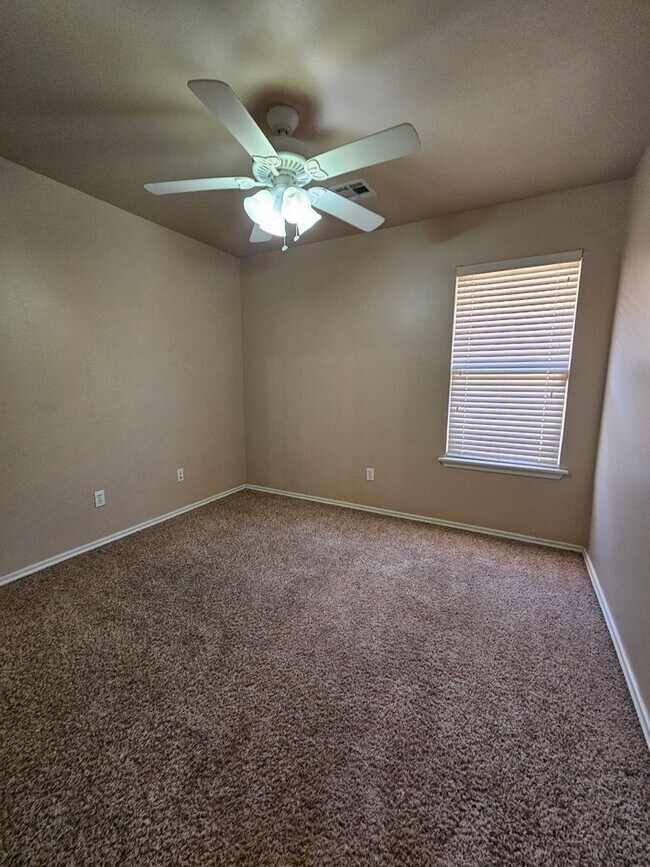 Building Photo - (3) Bed/(2) Bath in NE Norman Avail NOW!