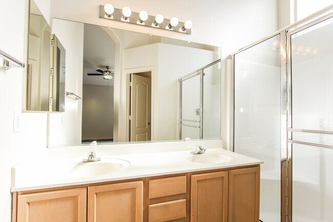 Building Photo - 8547 W Laurel Ln