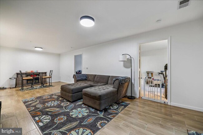 Building Photo - 10010 Vanderbilt Cir