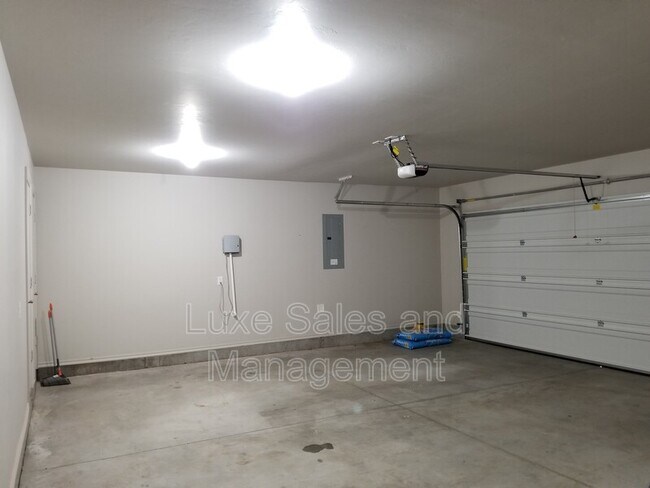 Building Photo - 1433 Kelley Pointe Pkwy