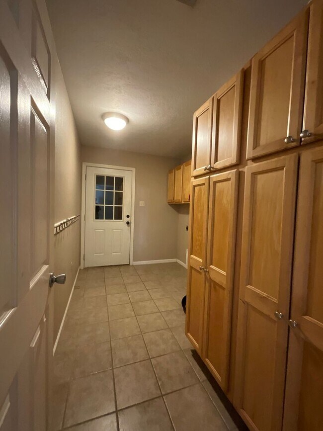Building Photo - 2123 Hickory Dr