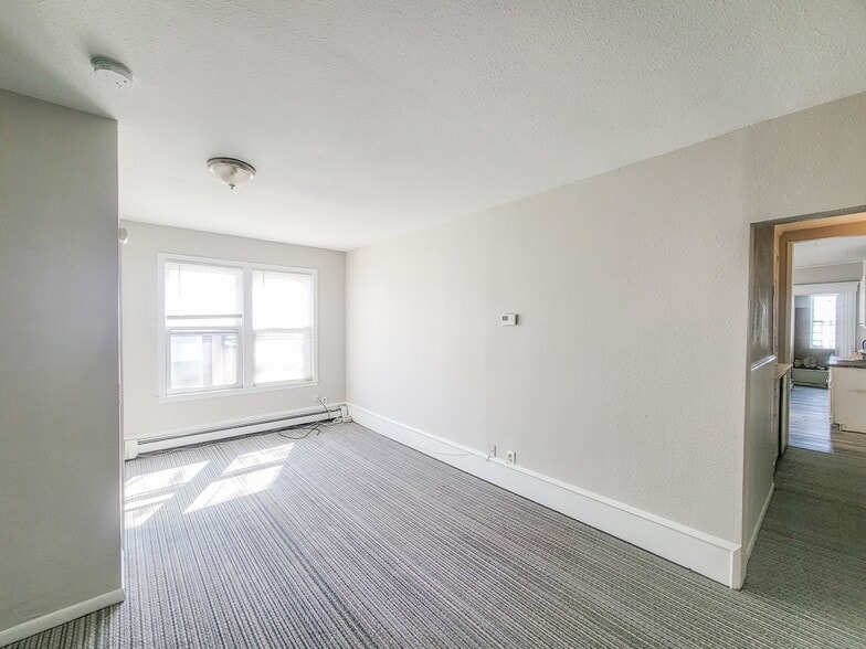 Building Photo - 644 Van Buren St NE