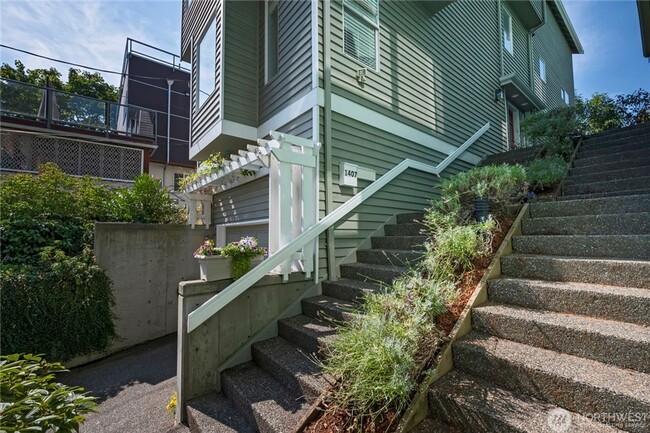 Building Photo - Queen Anne 3 Bedroom plus den with views