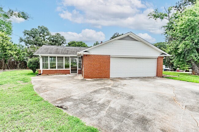 Building Photo - 300 Long Forest Cir