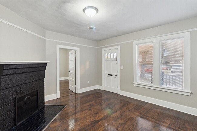 Building Photo - Large Downtown 3BR/2BR House Walking Distance to Forsyth Park