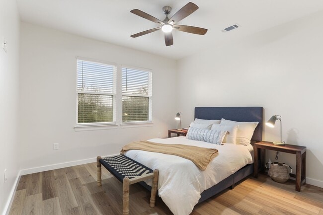 Building Photo - 2BD/2.5BA Townhouse w/ Private Fenced in Backyard, Covered Off Street Parking!