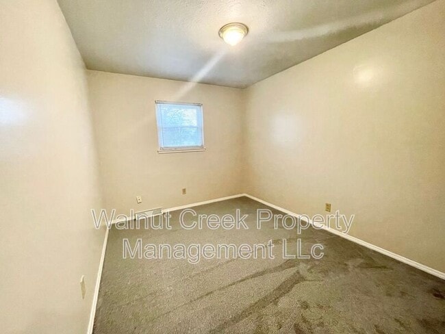 Building Photo - 566 Walnut St