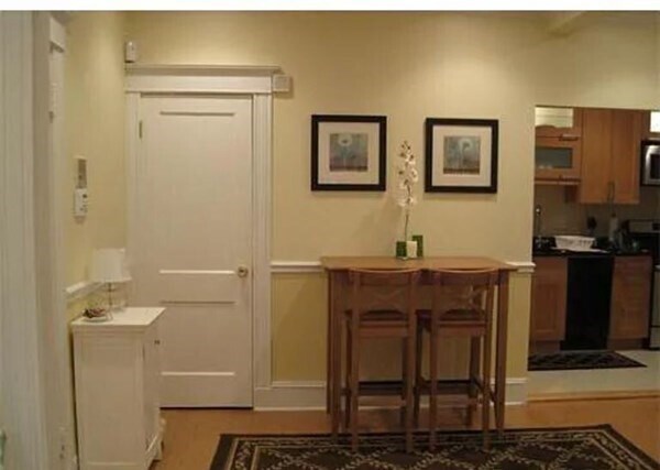 Building Photo - 46 Park Vale Ave