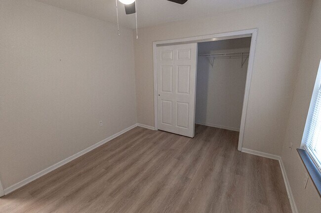 Building Photo - 1323-1325 Godas Dr