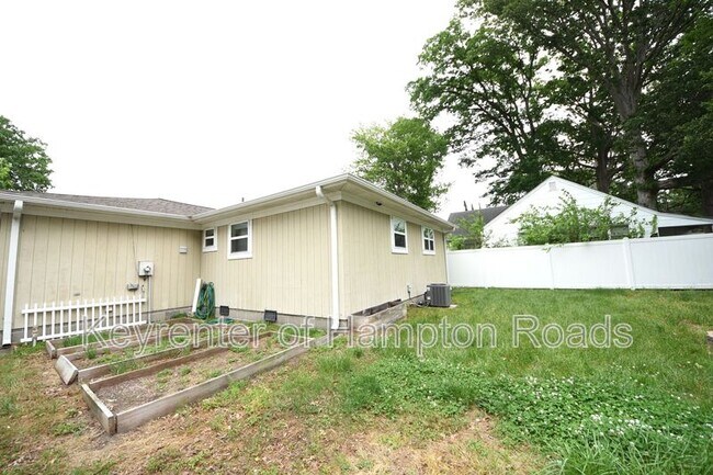 Building Photo - 823 Brentwood Dr