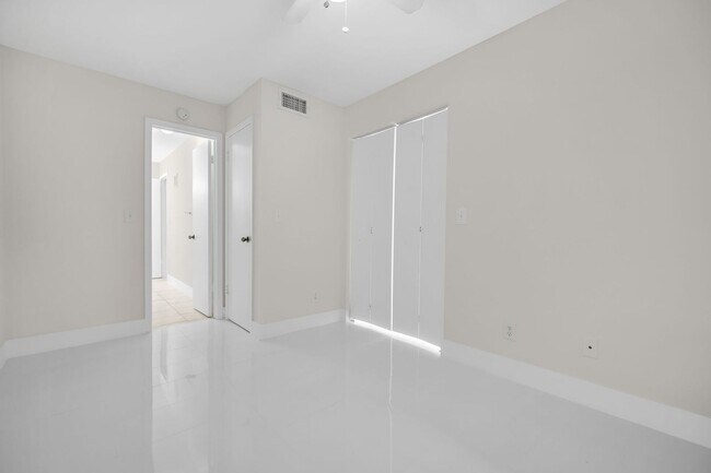 Building Photo - Cozy 2/1 Home in Sunrise!