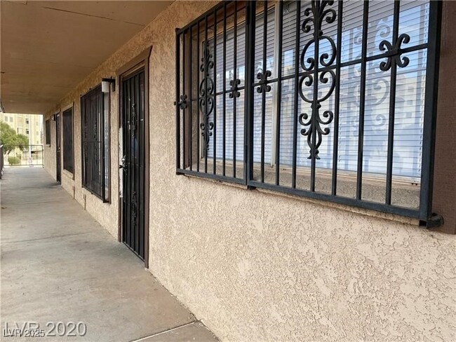 Building Photo - 625 S Royal Crest Cir