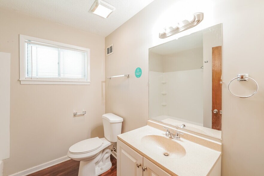 Building Photo - 1124 Little John Ln