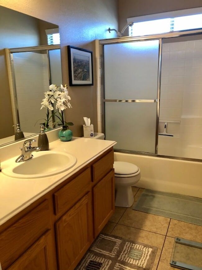 Building Photo - Great Gated Community Near Strip !!!!