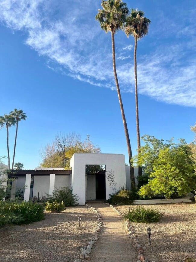 Building Photo - Contemporary 4-bedroom, 3-bath remodeled h...