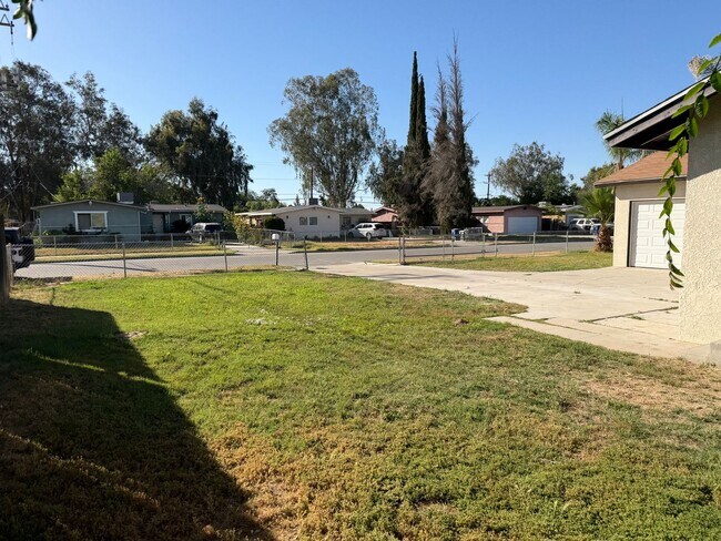 Building Photo - Newley Remodeled 3 BD 2 BA house with Big lot in SW Bakersfield