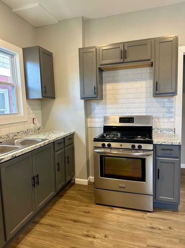 Building Photo - Lease_ Fully Remodeled 3 Bedroom 1 1/2 Bath Welcome Section 8 Call 313-429-3244