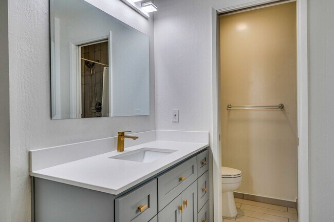 Building Photo - 2 bed 2 bath condo