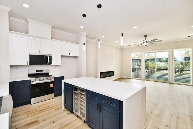 Building Photo - 3233 Tuam St