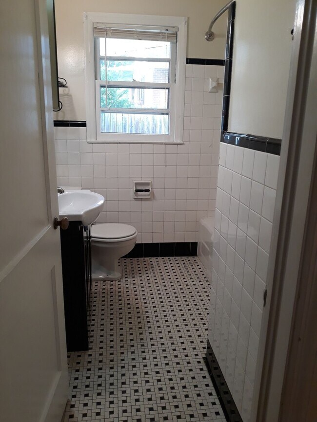 Building Photo - Haymount Charm Home