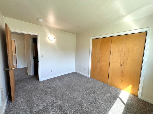 Building Photo - 1308 N Brooklane St