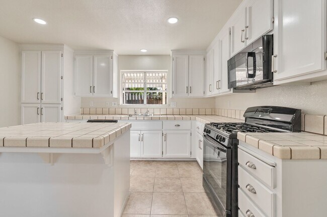 Building Photo - BEAUTIFUL 4 BEDROOM HOME WITH SWIMMING POOL!