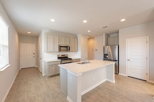 Building Photo - Beautiful New 4 bed, 2 bath home in Buda!