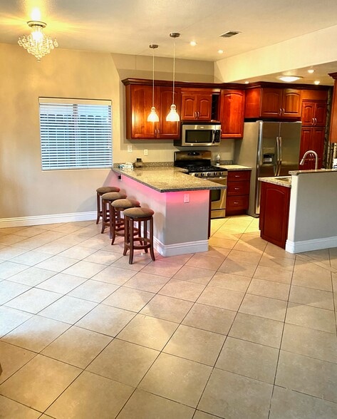 Building Photo - 528 N Parker St