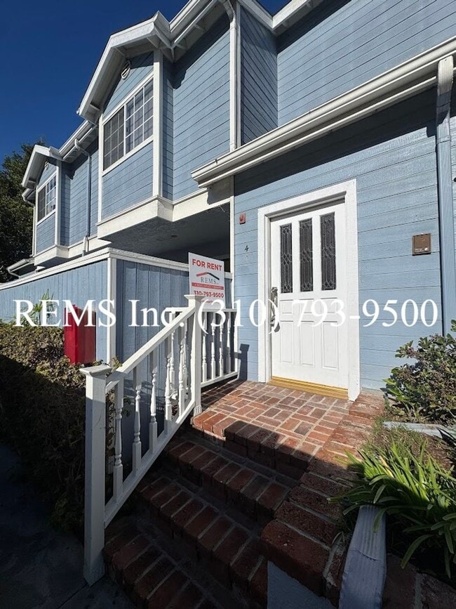 Building Photo - Spacious Townhome with Garage & Laundry in...
