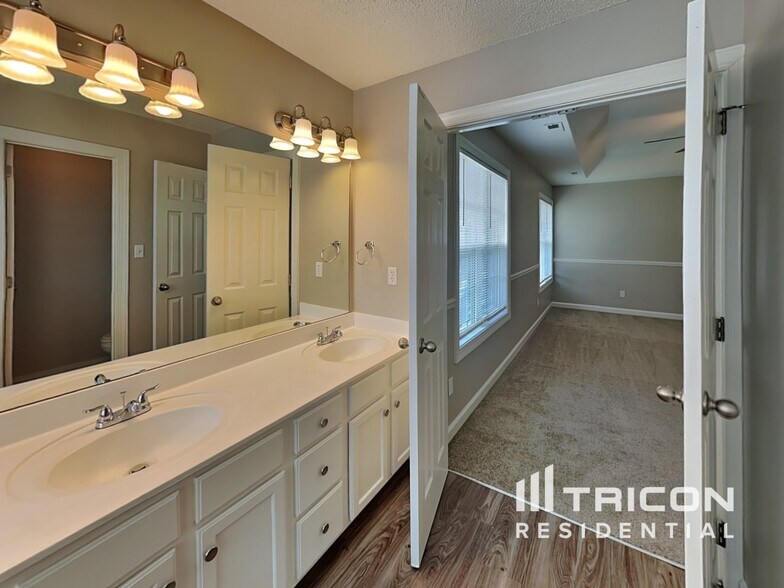 Building Photo - 2829 Rosemeade Dr