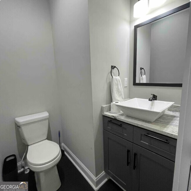 Building Photo - 2668 Memorial Dr SE