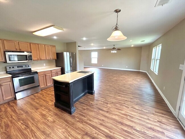Building Photo - Move In Ready!-Charming 3 -bedroom Home with a move in special-$300 off first month's rent.