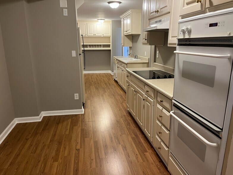 eat-in galley kitchen - 215 Kirkton Knls