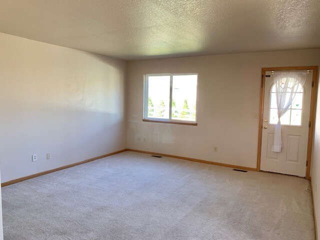 Building Photo - Ranch Style Home Located on Dead-End Stree...