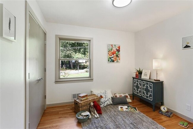 Building Photo - 1995 Commodore Ln