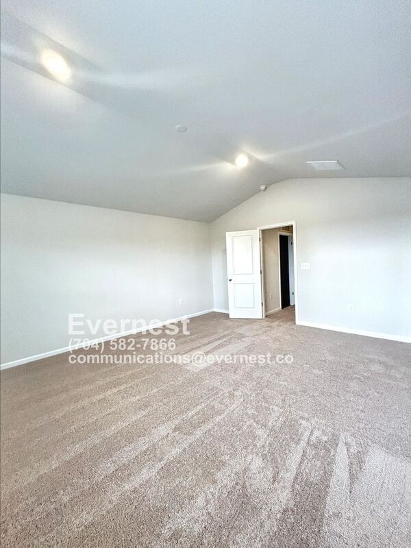 Building Photo - 114 Lightning Dr