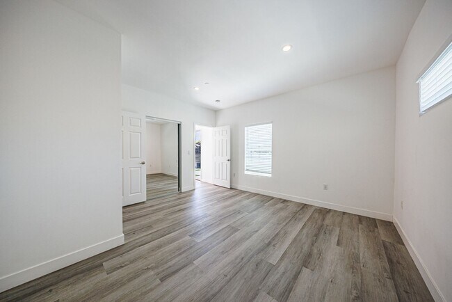 Building Photo - 3015 Alsace Ave