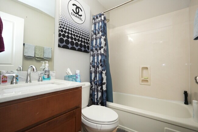 Building Photo - 1207 Green Oaks Ln