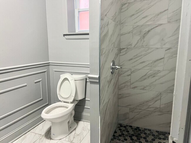 Building Photo - 7 Bedroom Home