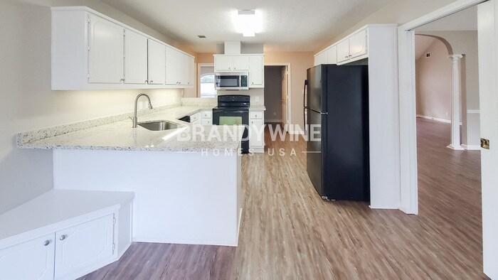 Building Photo - 657 McKenzie Cir
