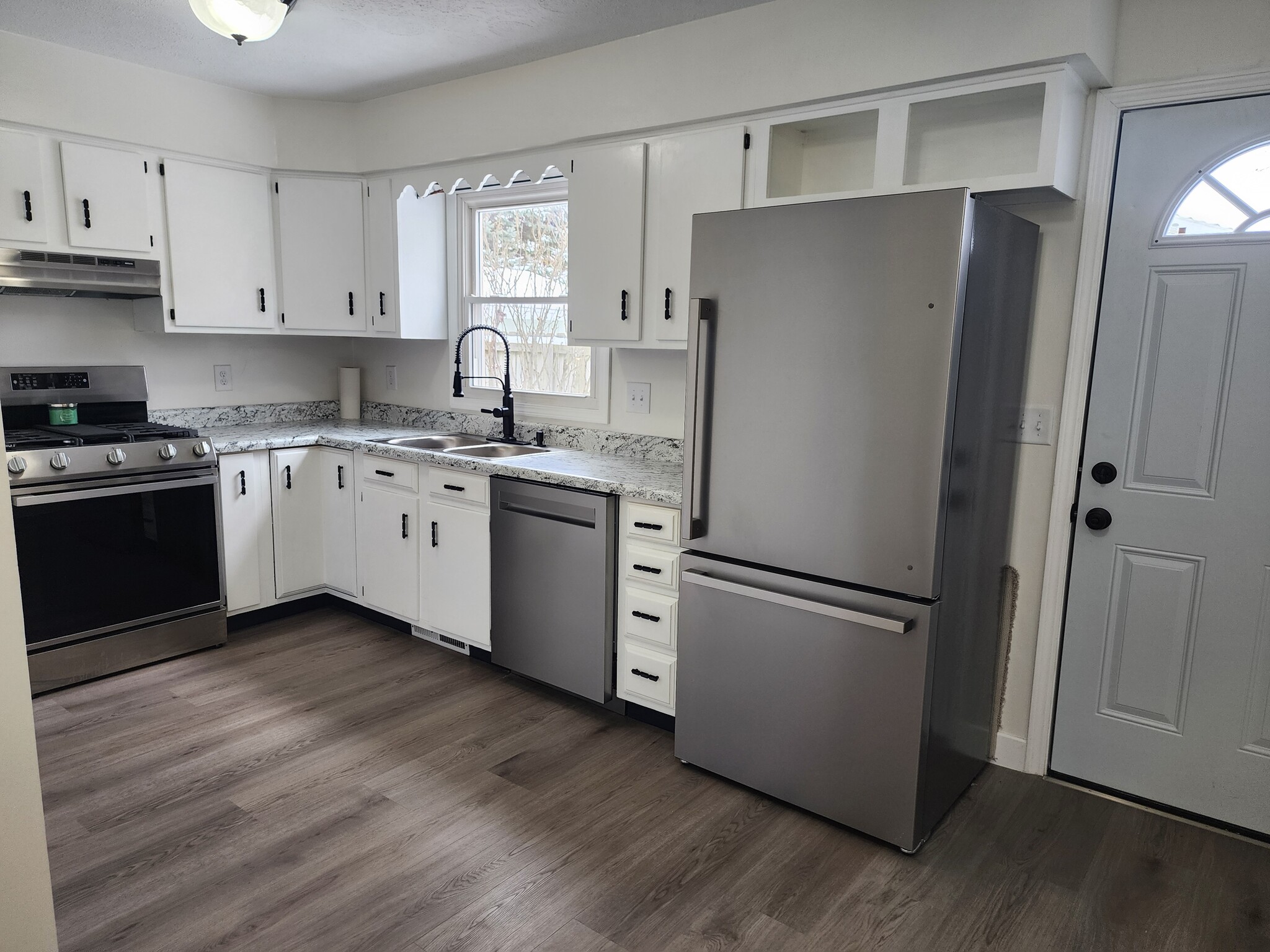 Kitchen with new appliances - 905 Woodmere Dr