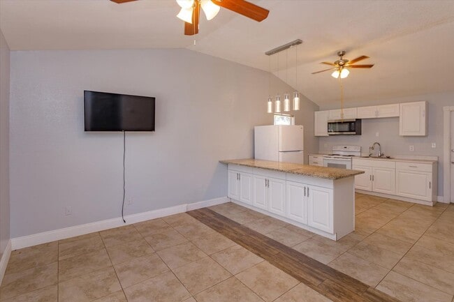 Building Photo - 3/1 Home With A Detached 1/1 Bd In-Law Suite And Detached Airconditioned Metal Storage