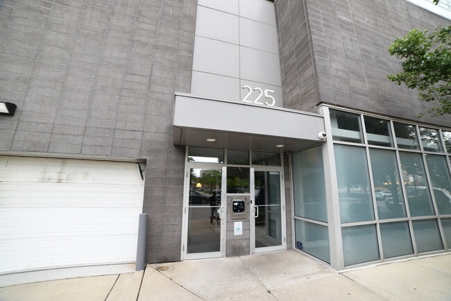 Building Photo - 225 S Sangamon St