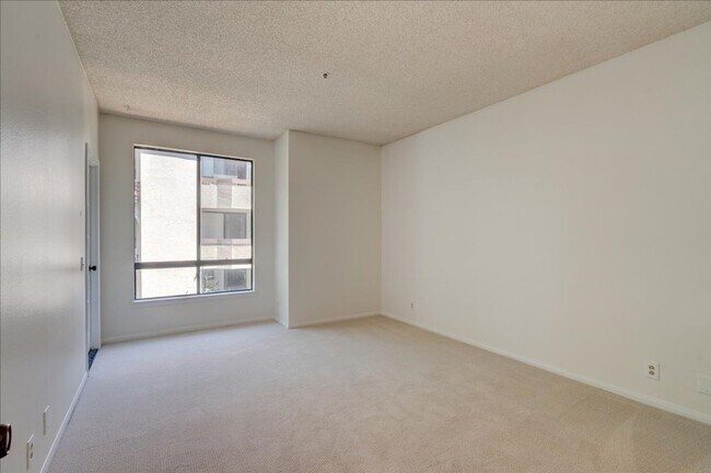 Building Photo - Resort Like Living 2 Master Suites Condo F...