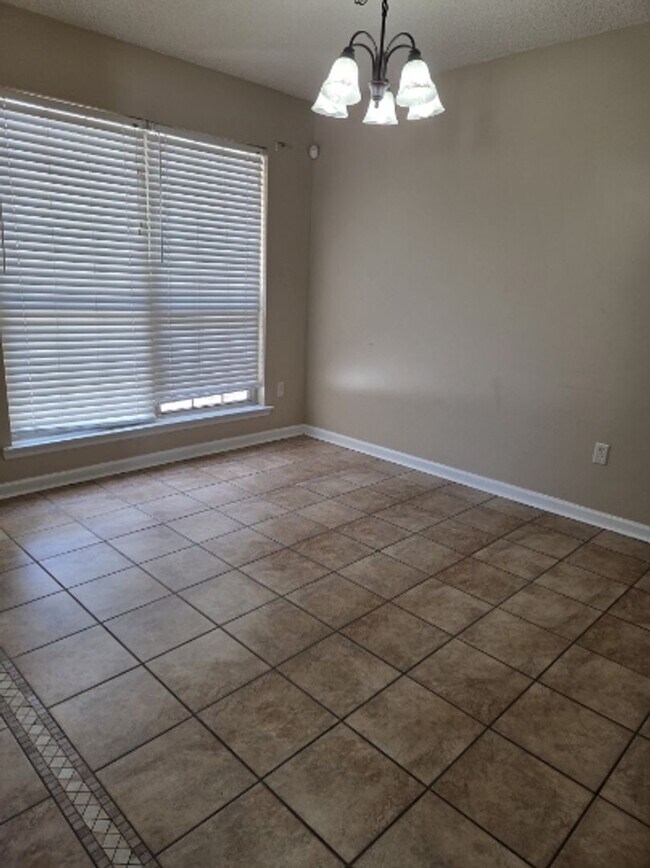 Building Photo - Beautiful home in a very quiet neighborhood
