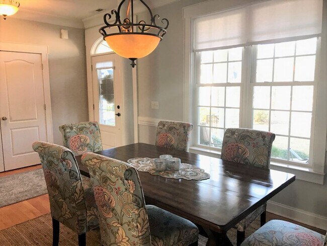 Building Photo - CROWN POINTE