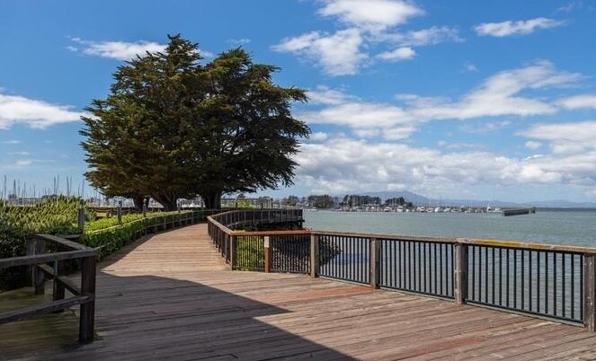 Building Photo - 6 Commodore Dr